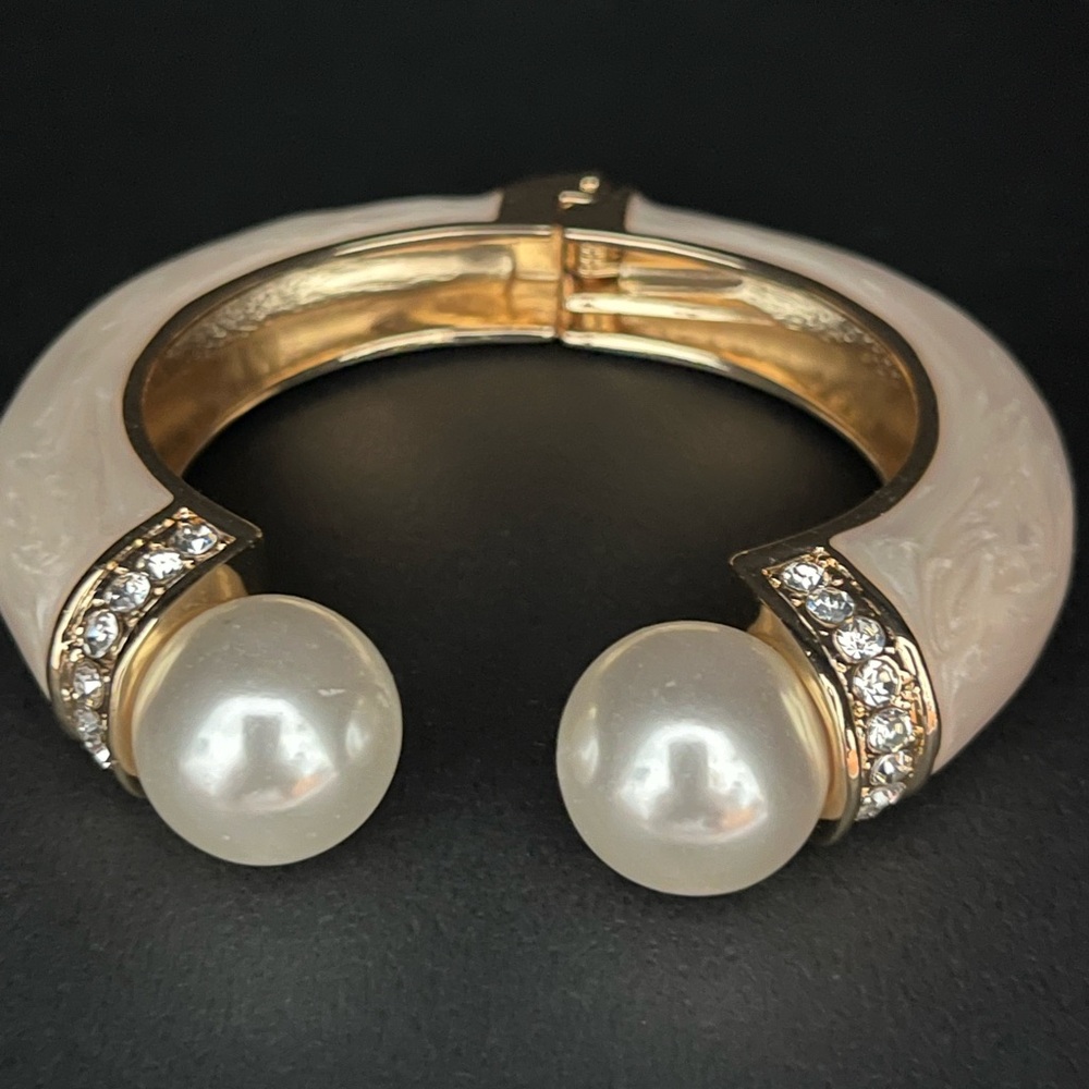 Bangle bracelet enamel with Pearl and rhinestone trim